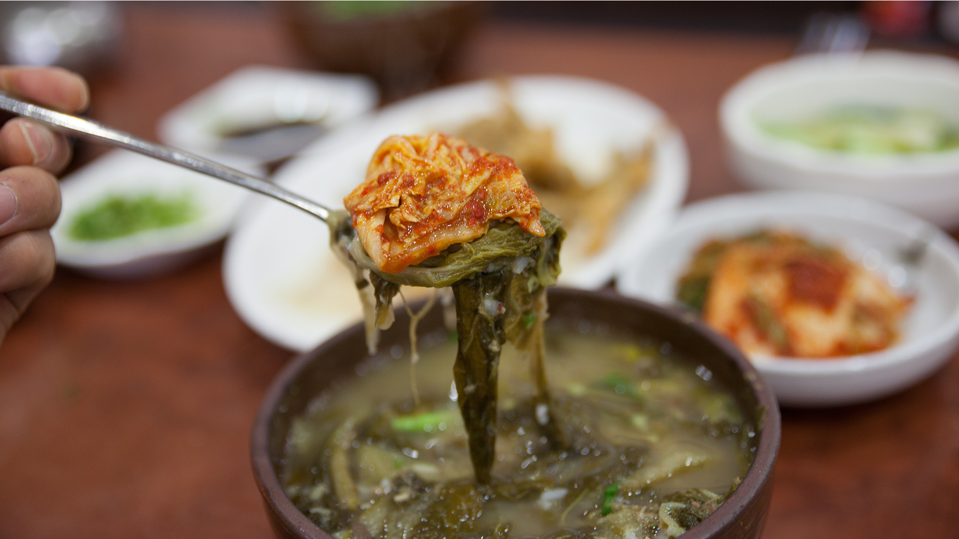 전통추어탕 한숟갈에 김치 한조각